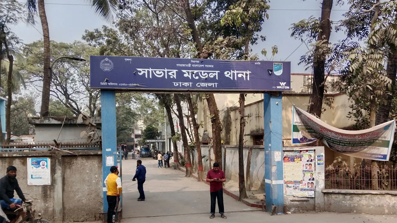 ‘ভুয়া পুলিশ’ আখ্যা দিয়ে আসল পুলিশ অবরুদ্ধ, মোটরসাইকেল ভাঙচুর