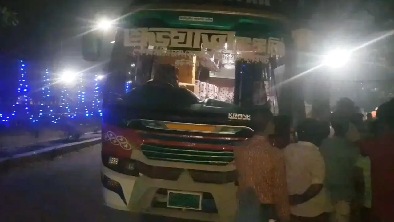 সাভারে চলন্ত বাসে অস্ত্রের মুখে জিম্মি করে যাত্রীদের মালামাল লুট