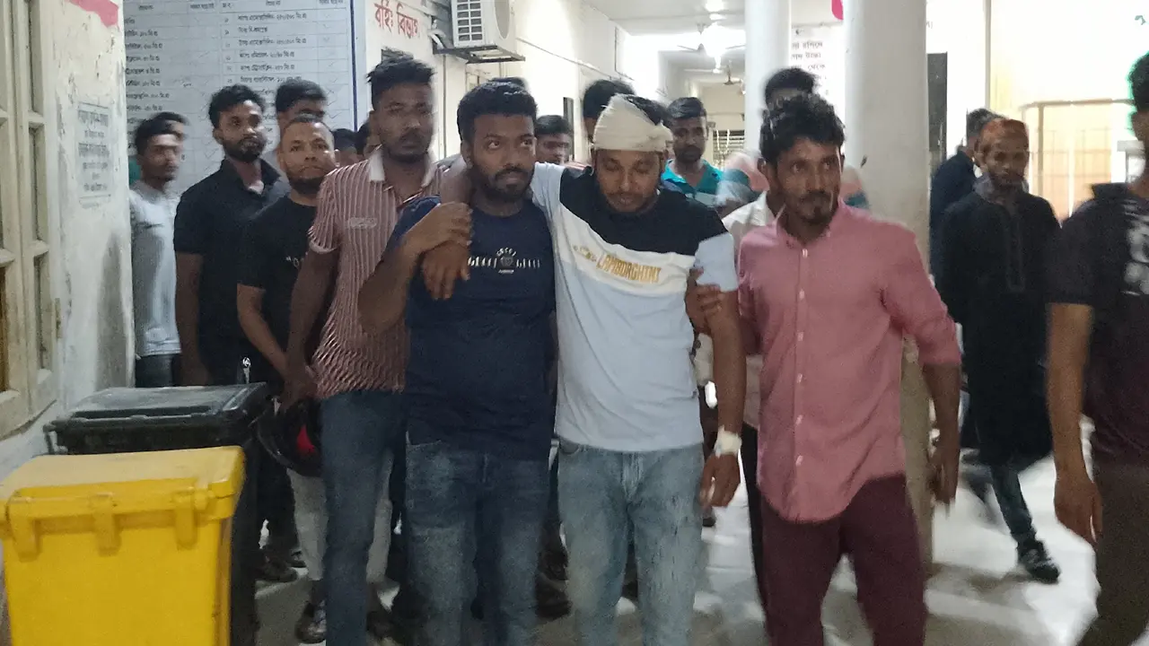 স্বেচ্ছাসেবক দল নেতার পোস্টার লাগানোর সময় ছাত্রলীগের হামলা, আহত ৭
