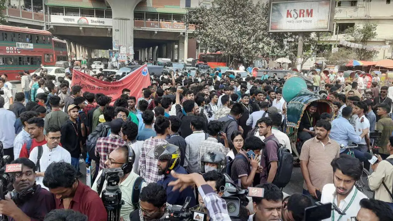 ধর্ষকদের ফাঁসির স্লোগান নিয়ে শাহবাগ অবরোধ ছাত্রদের