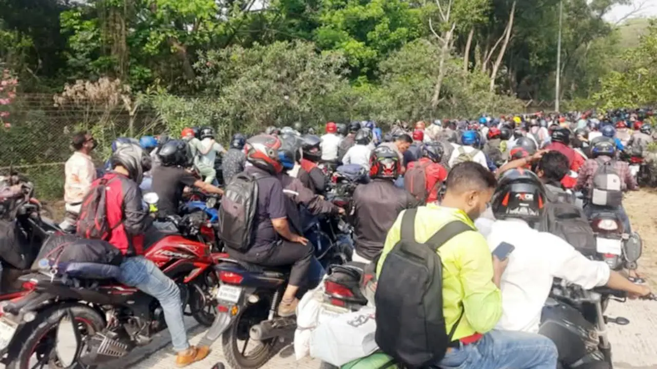 মোটরসাইকেলের দীর্ঘ সারি, তবে যানজট ছাড়াই চলছে যমুনা সেতু পারাপার
