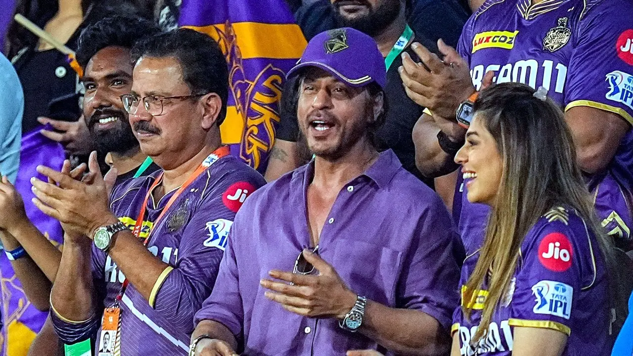 কলকাতার কালো জার্সি অপয়া, নায়িকার চাপে রঙ পরিবর্তন করেন শাহরুখ
