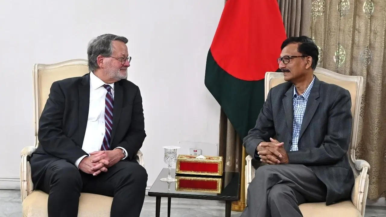 অপপ্রচারের বিরুদ্ধে লড়াইয়ে মার্কিন সিনেটরকে পাশে চাইলেন উপদেষ্টা