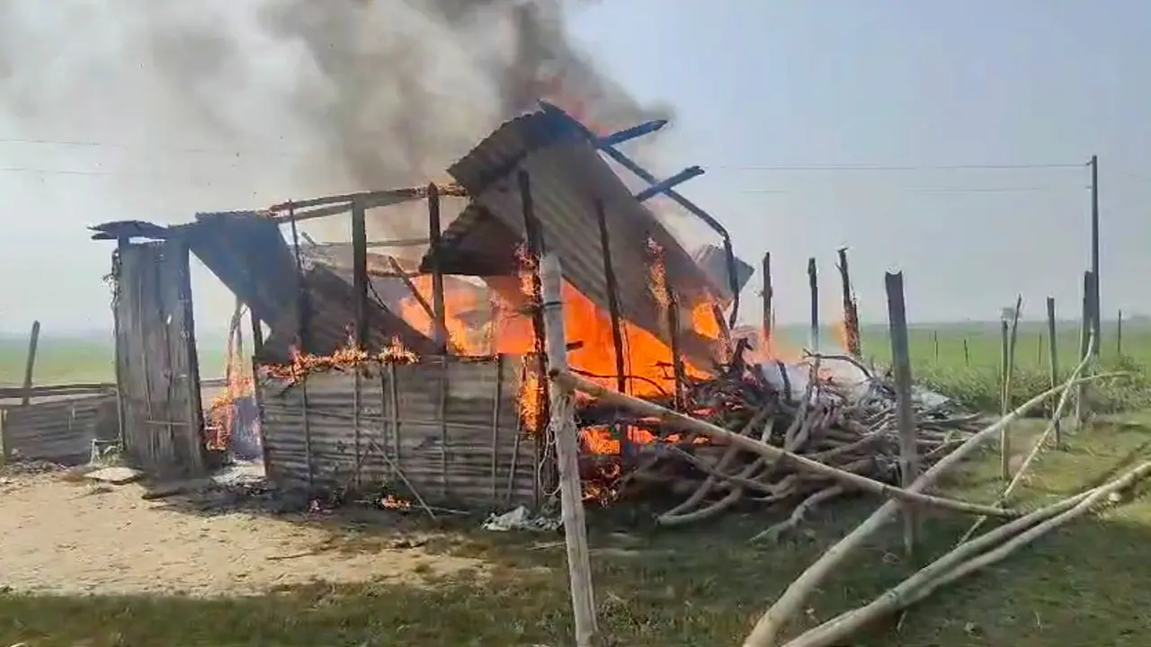 শাল্লায় জলমহাল লুটে ব্যর্থ হয়ে খলায় আগুন দিলেন গ্রামবাসী