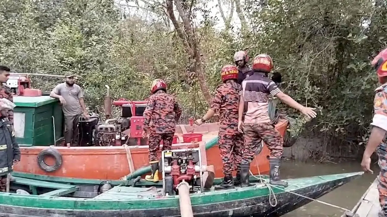 সুন্দরবনে আগুন : কাজ শুরু করতে পারেনি ফায়ার সার্ভিস