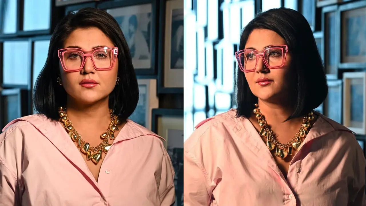সৈকতে একান্ত সময় কাটিয়ে নতুন প্রেমের ইঙ্গিত স্বস্তিকার
