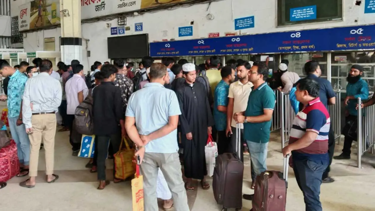 স্ট্যান্ডিং টিকিট পেতে কাউন্টারে যাত্রীদের ভিড়