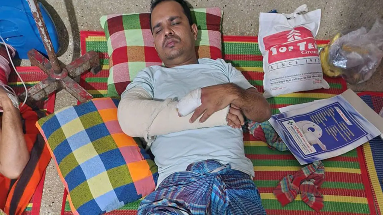 তিতাসে নিষিদ্ধ ছাত্রলীগ নেতার হামলায় ব্যাংক কর্মকর্তা হাসপাতালে