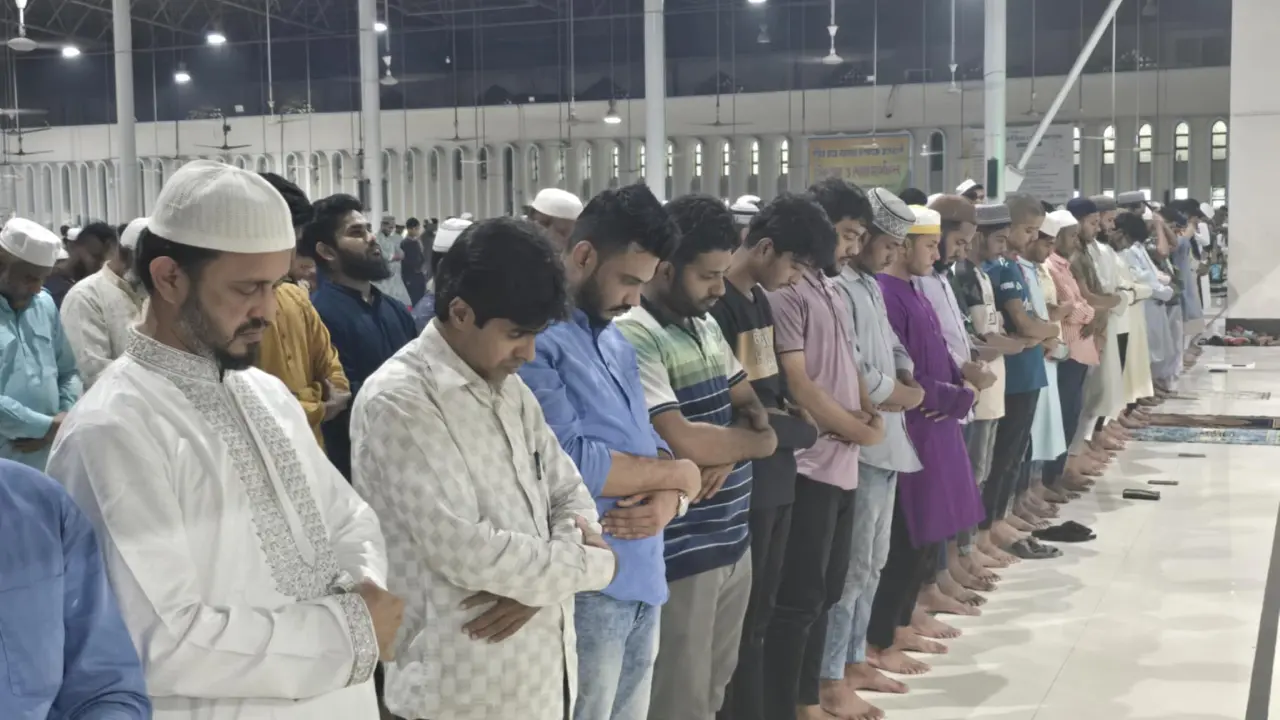 প্রথম তারাবিতে বায়তুল মোকাররমে মুসল্লিদের ঢল
