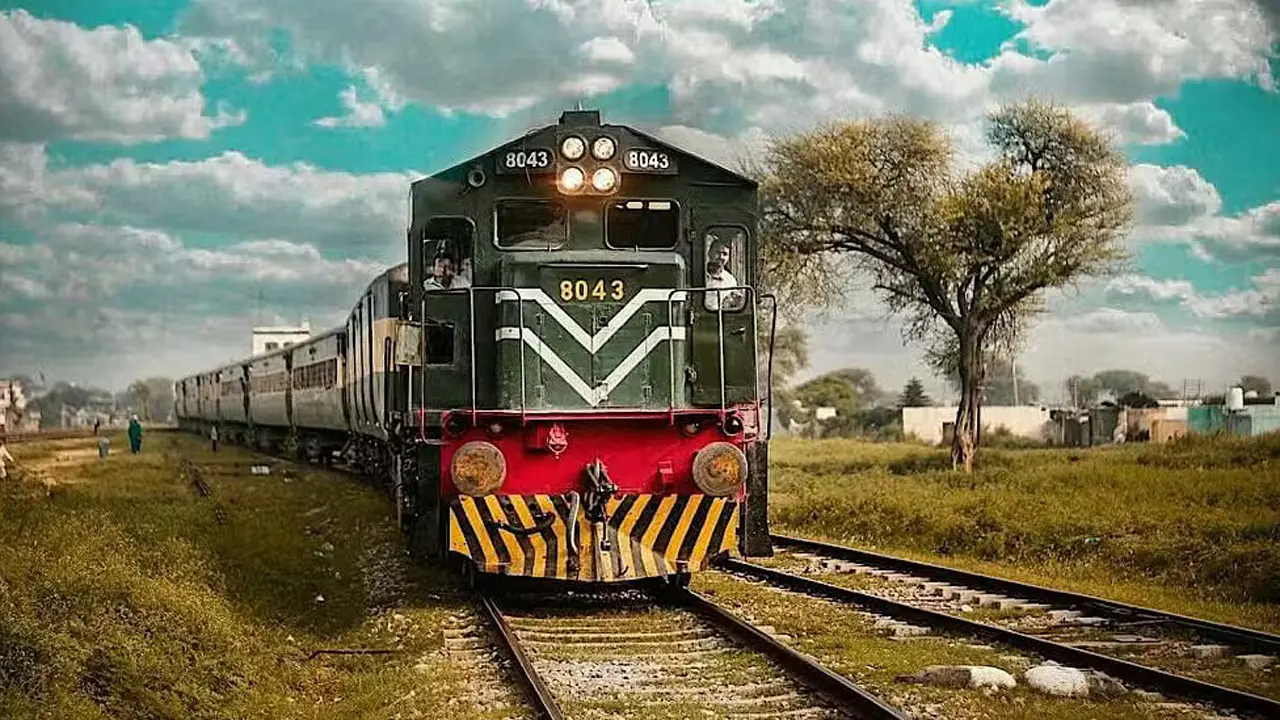 ট্রেনের যাত্রীদের জিম্মি: ২০ সেনা নিহত, আকাশ থেকে চলছে হামলা