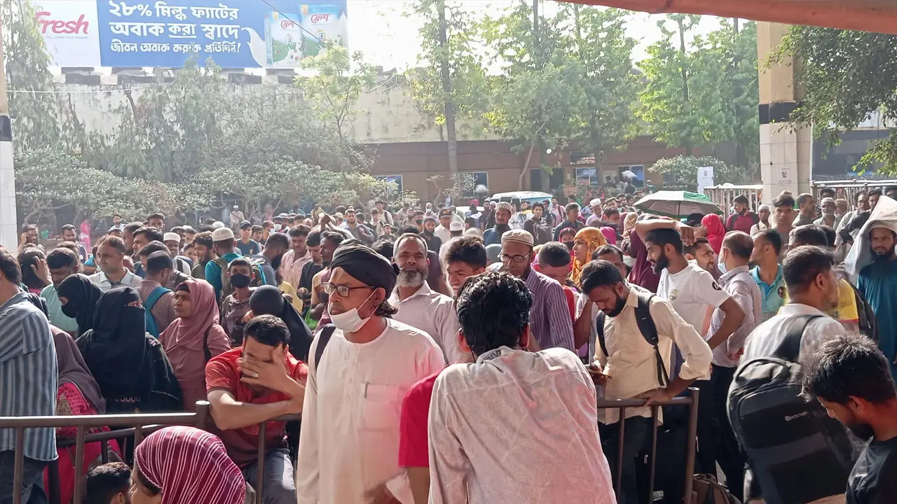 কমিউটার ট্রেনের টিকিট পেতে মানুষের লম্বা লাইন