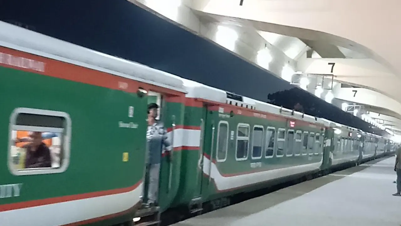 ঈদে ট্রেনযাত্রার শেষ ট্রিপে বিলম্বের শিকার কুড়িগ্রাম এক্সপ্রেস