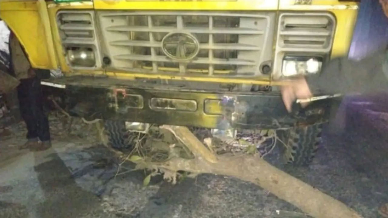 মধ্যরাতে সড়কে গাছের গুঁড়ি ফেলে প্রায় ২০ গাড়িতে ডাকাতি