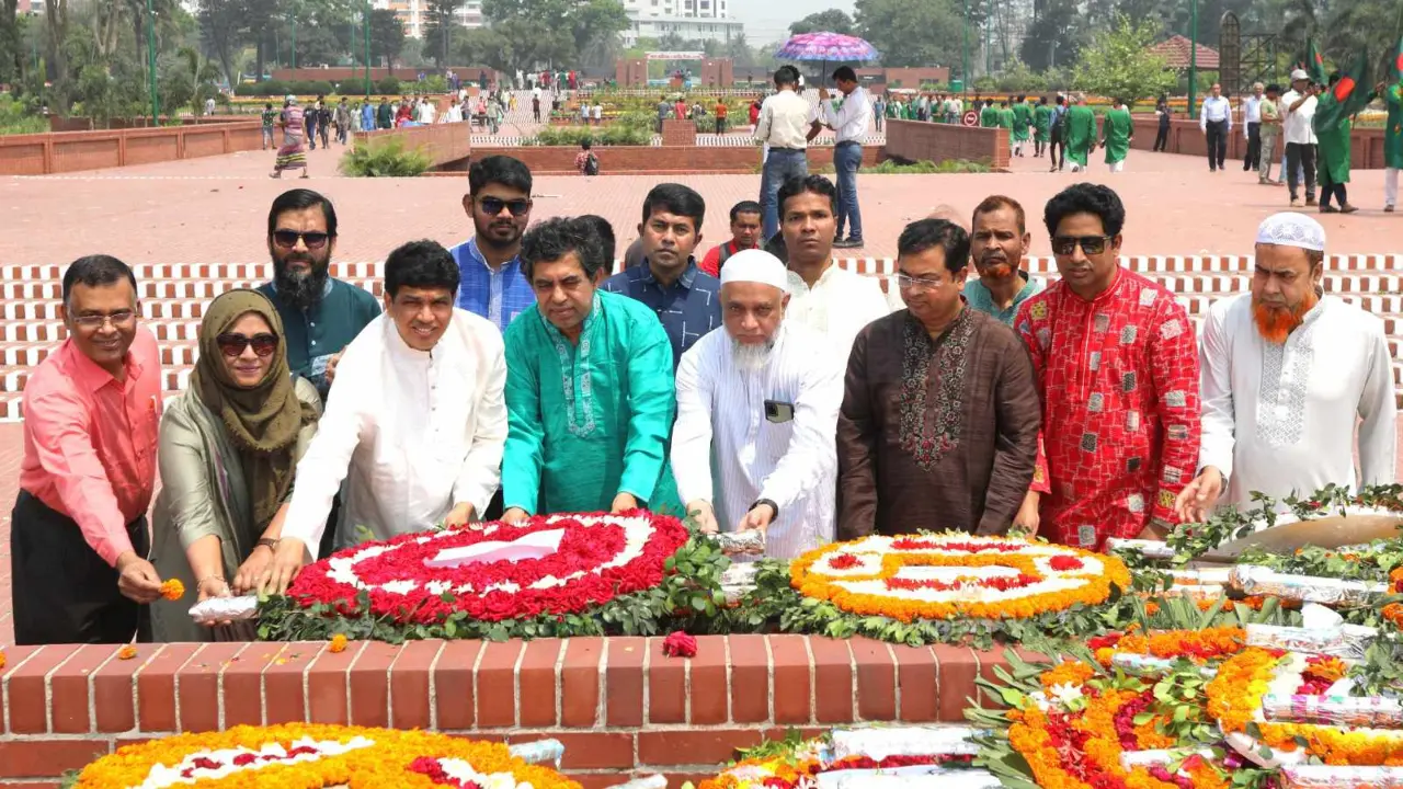 জাতীয় স্মৃতিসৌধে ইউজিসির শ্রদ্ধা