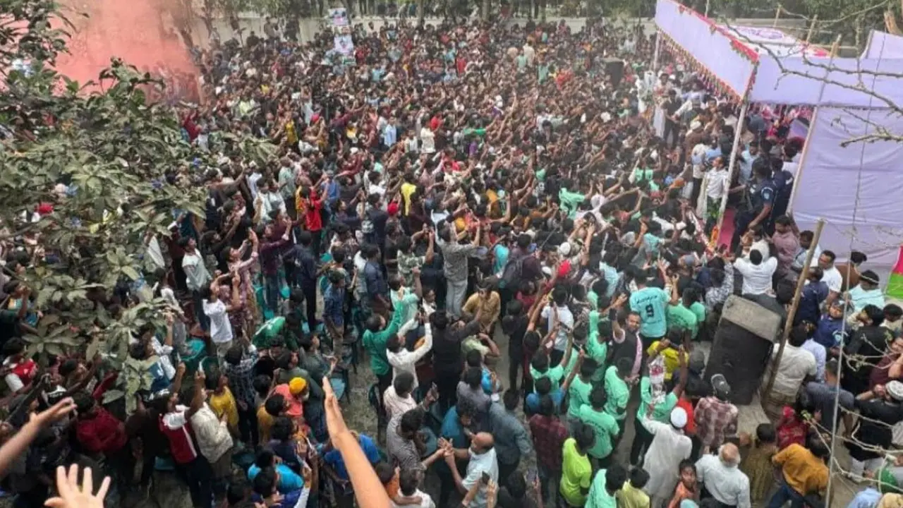 হবিগঞ্জে হামজার বাড়িতে জনসমুদ্র, বাফুফে কর্তারা ফিরলেন ঢাকায়