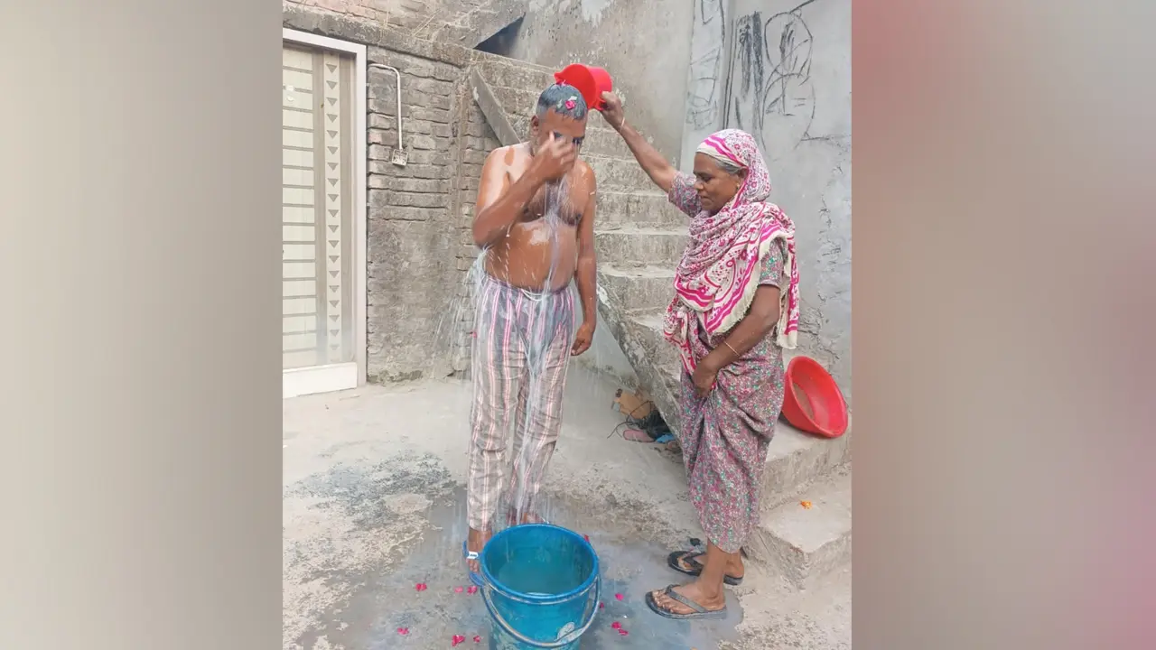 জামিনে বের হয়ে দুধ দিয়ে গোসল করলেন সাবেক ছাত্রলীগ নেতা