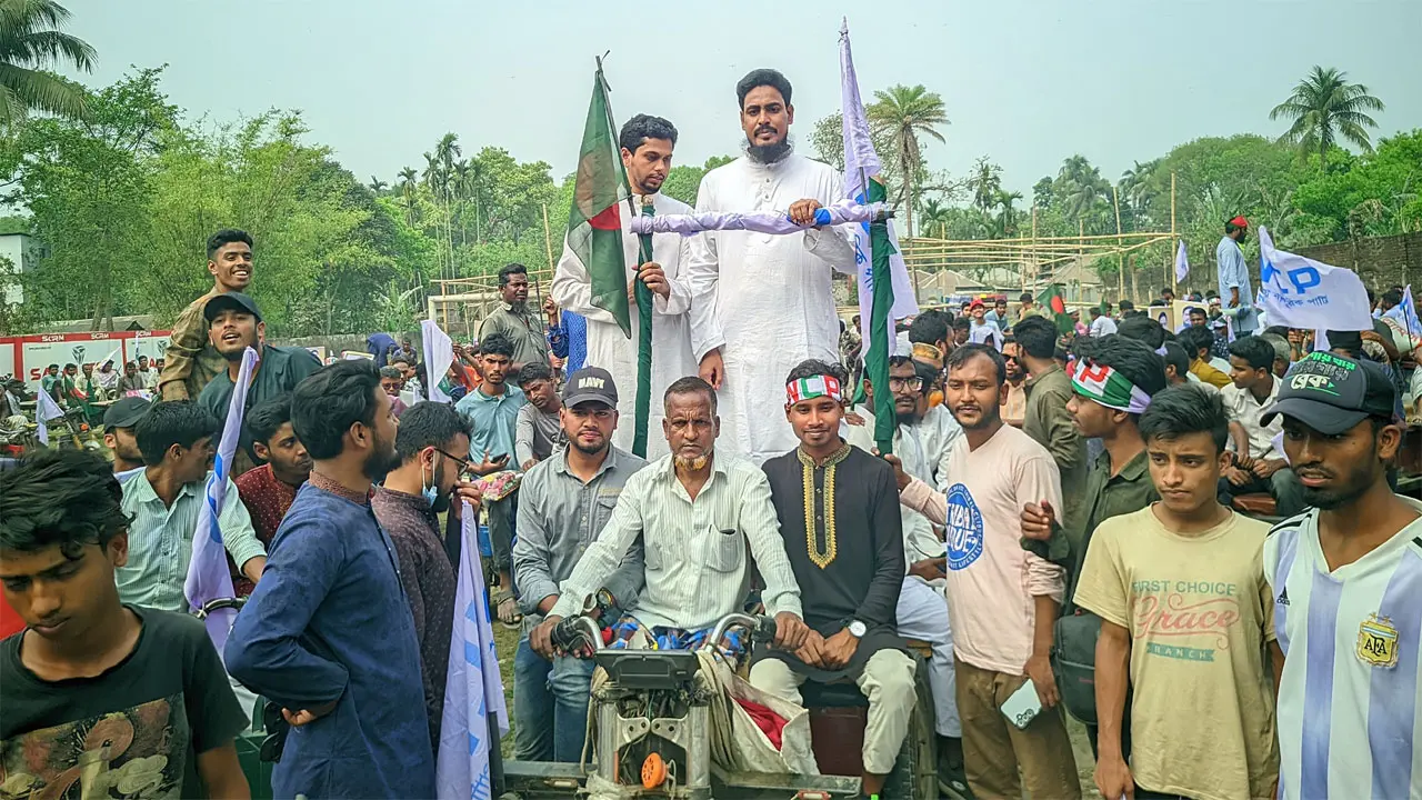 ২০০ ভ্যান নিয়ে রংপুরে জনসংযোগ করলেন আখতার
