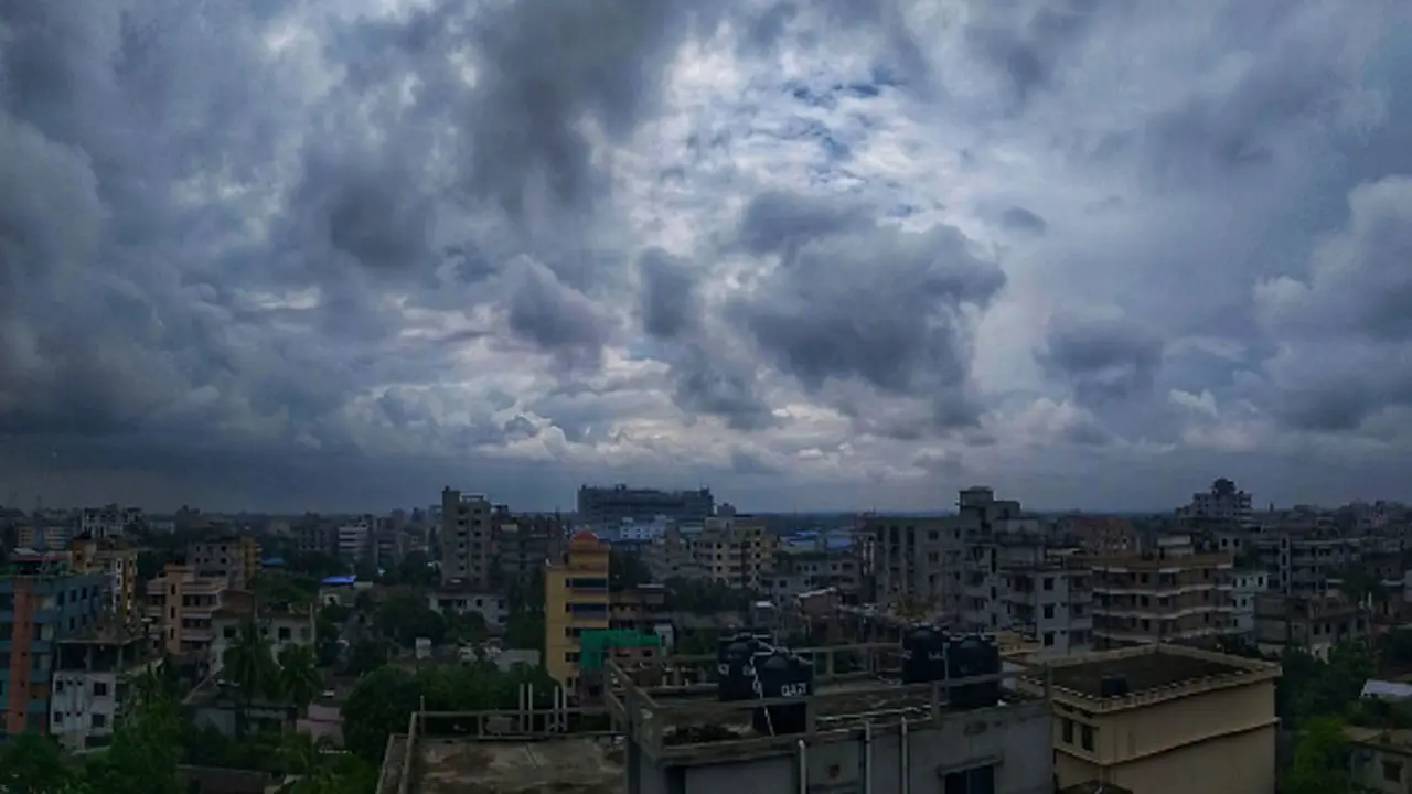 আজ মেঘলা থাকবে ঢাকার আকাশ, সম্ভাবনা বজ্রসহ বৃষ্টির