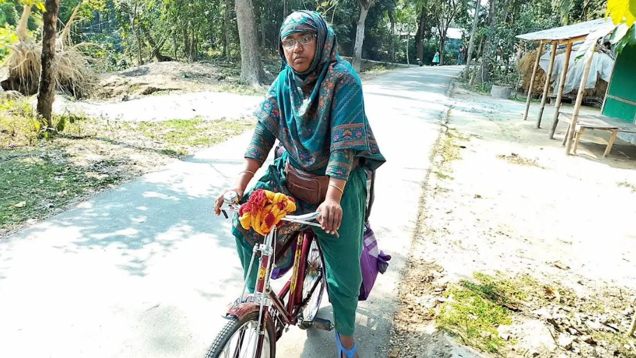 সারাদিন বাইসাইকেলে ঘুরে ‘ছিট কাপড়’ বিক্রি করে সংসার চালান রাবেয়া
