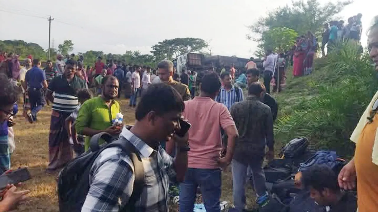 সাতক্ষীরায় ৩৫ জন সাংবাদিকসহ কোস্টার খাদে