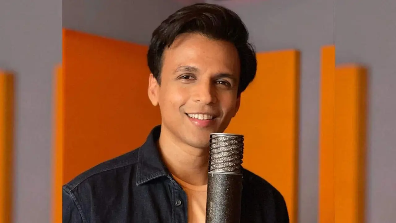 বিয়ের পর ভুয়া পরিচয়ে মেয়েদের সঙ্গে কথা বলতেন এই গায়ক
