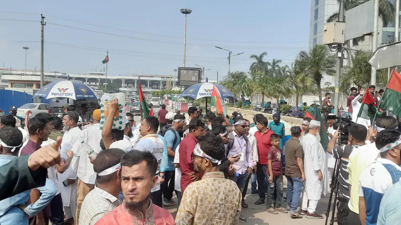 খালেদা জিয়াকে স্বাগত জানাতে বিমানবন্দরে নেতাকর্মীদের ঢল