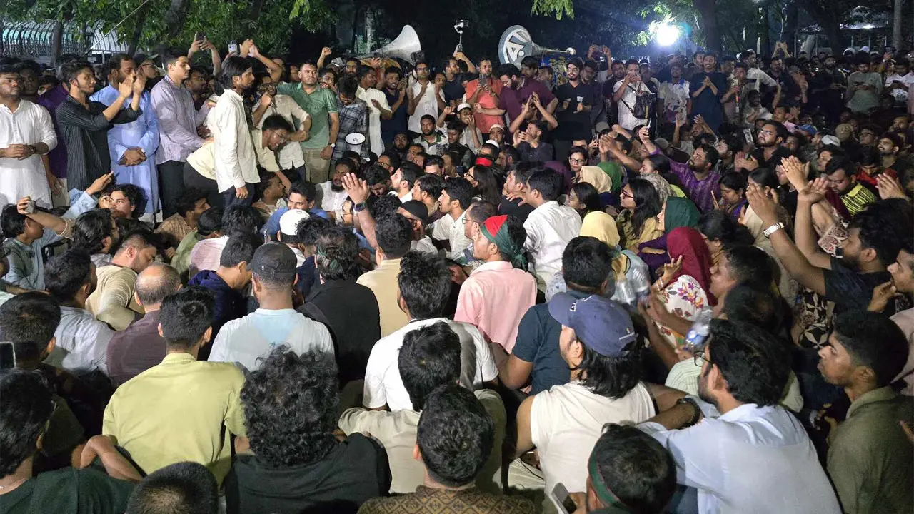 চার ঘণ্টায়ও প্রধান উপদেষ্টার সাড়া পাননি আন্দোলনকারীরা