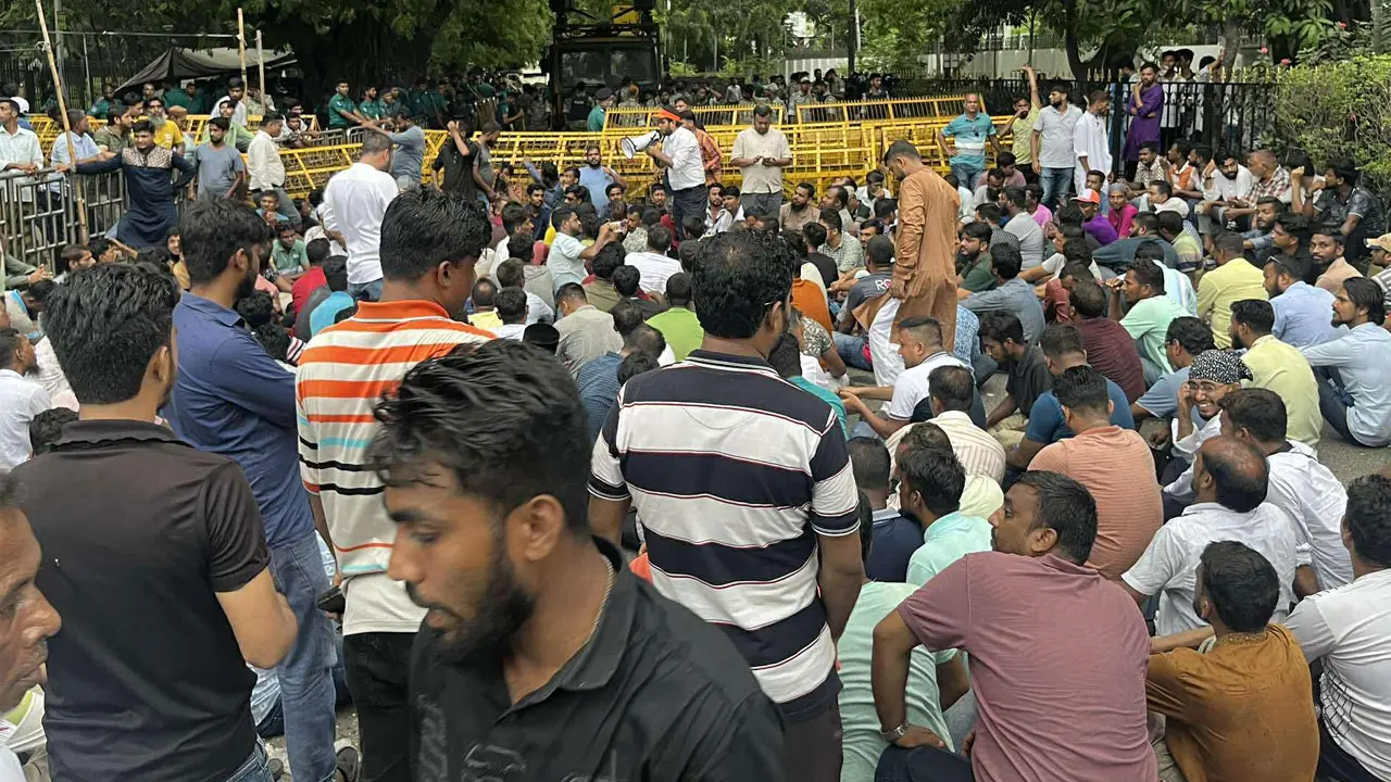দাবি আদায় না হওয়া পর্যন্ত আন্দোলন চালিয়ে যাবে ইশরাক অনুসারীরা