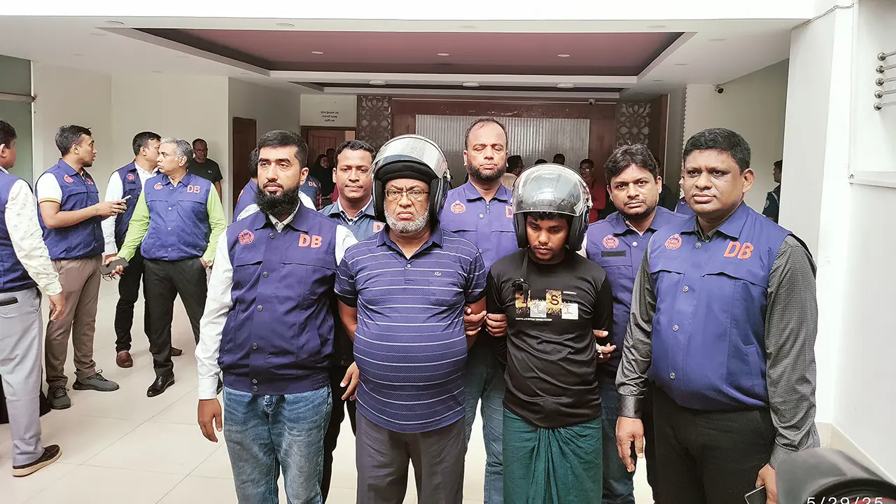 চট্টগ্রামে গোয়েন্দা জালে ৪ আগ্নেয়াস্ত্রসহ আটক-২