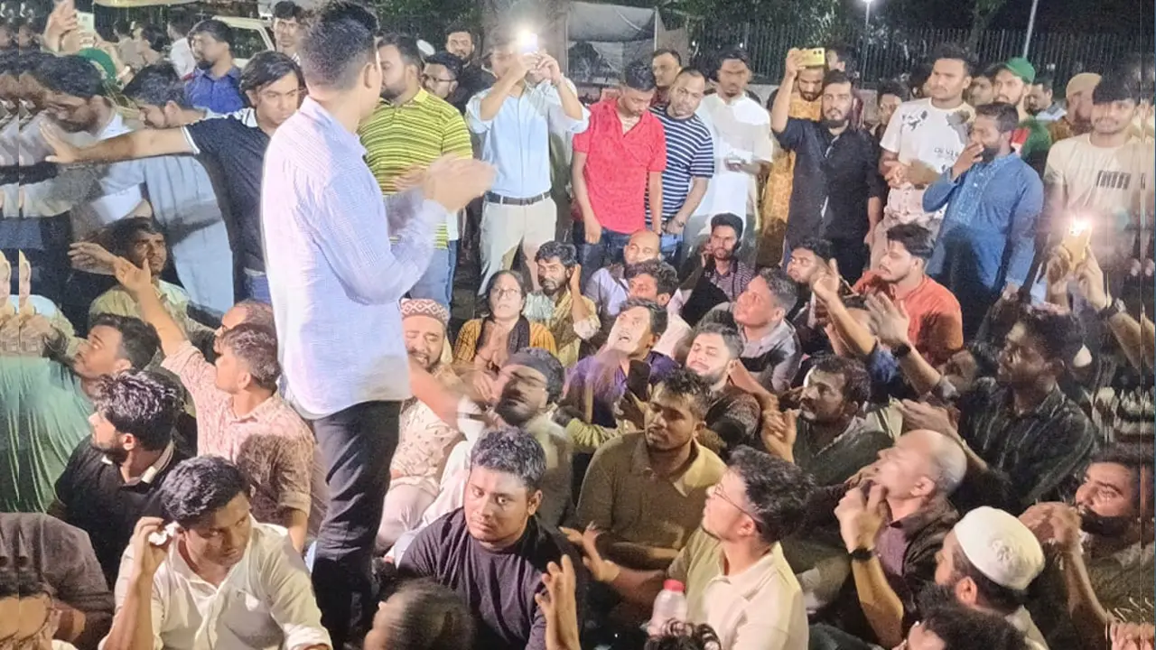 আ’লীগকে নিষিদ্ধ ও বিচারের দাবিতে যমুনার সামনে অবস্থান