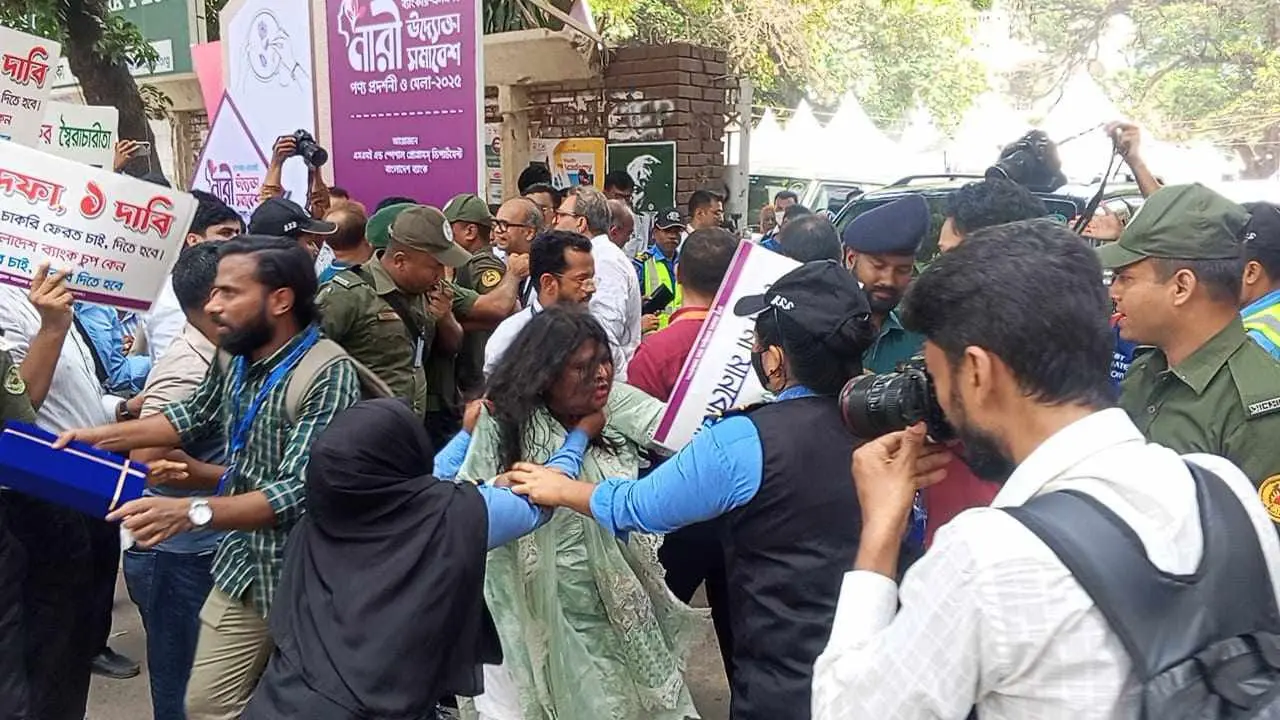 গভর্নরের গাড়ি আটকে দিলেন ব্র্যাক ব্যাংকের চাকরিচ্যুত কর্মীরা