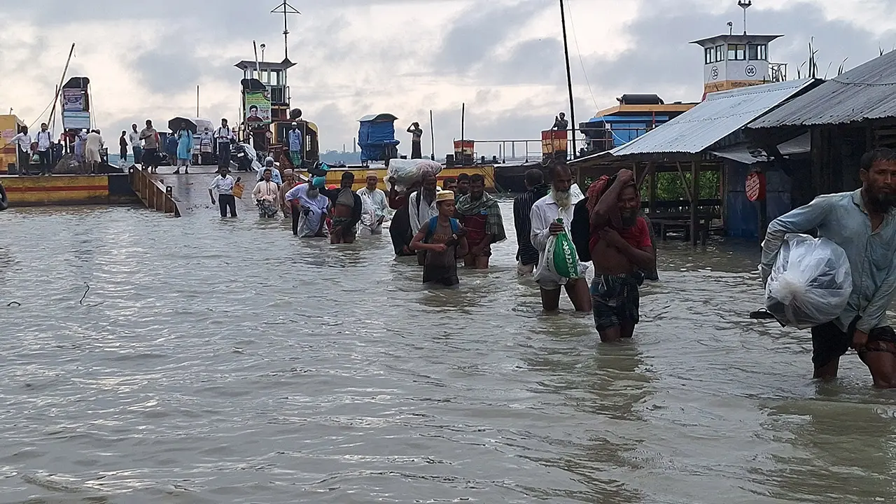 নিম্নচাপের প্রভাবে তলিয়েছে বরগুনার ফেরিঘাটের গ্যাংওয়ে