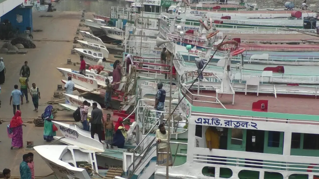 বরিশালের অভ্যন্তরীণ রুটে লঞ্চ চলাচলে নিষেধাজ্ঞা