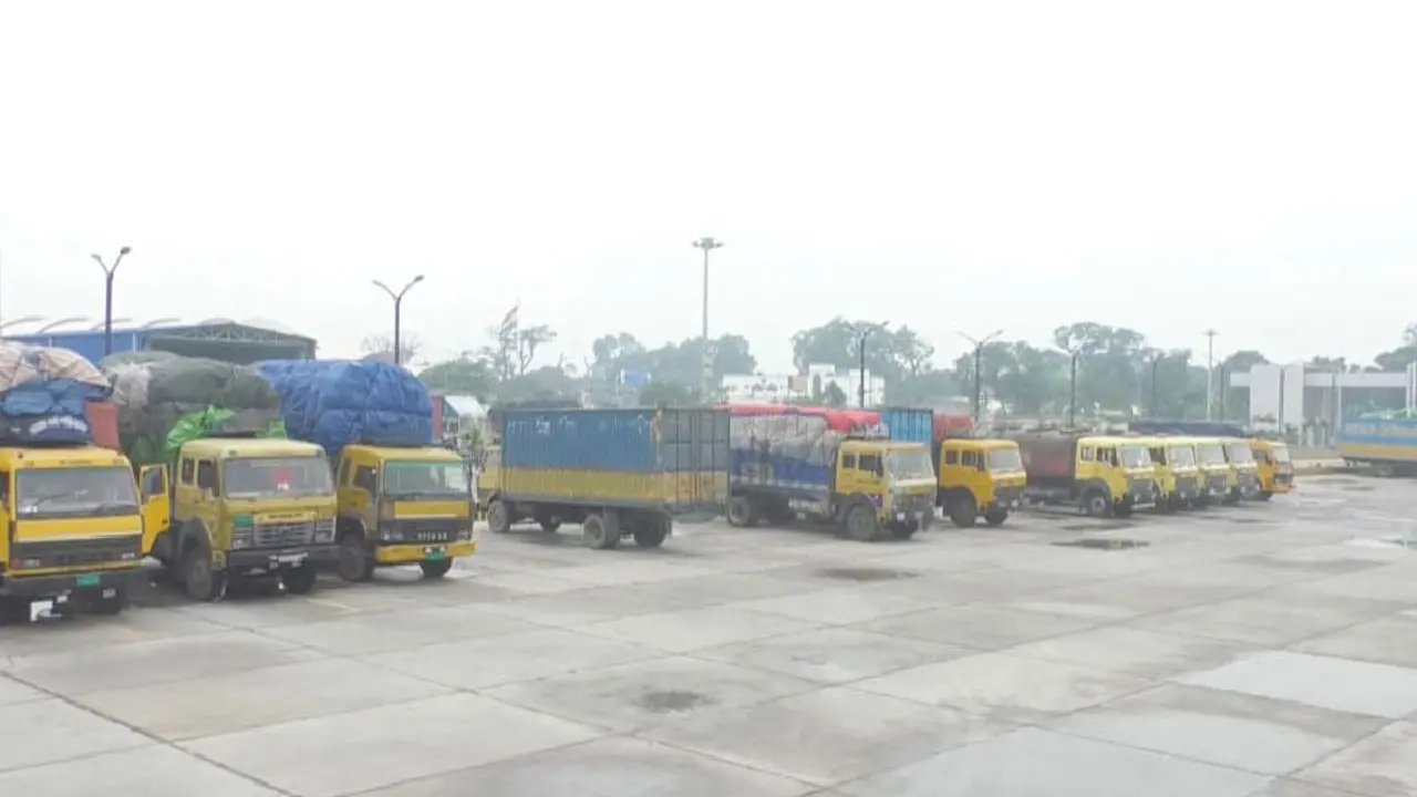 ভারতের নিষেধাজ্ঞায় বেনাপোল বন্দরে আটকা পণ্যবোঝাই শতাধিক ট্রাক