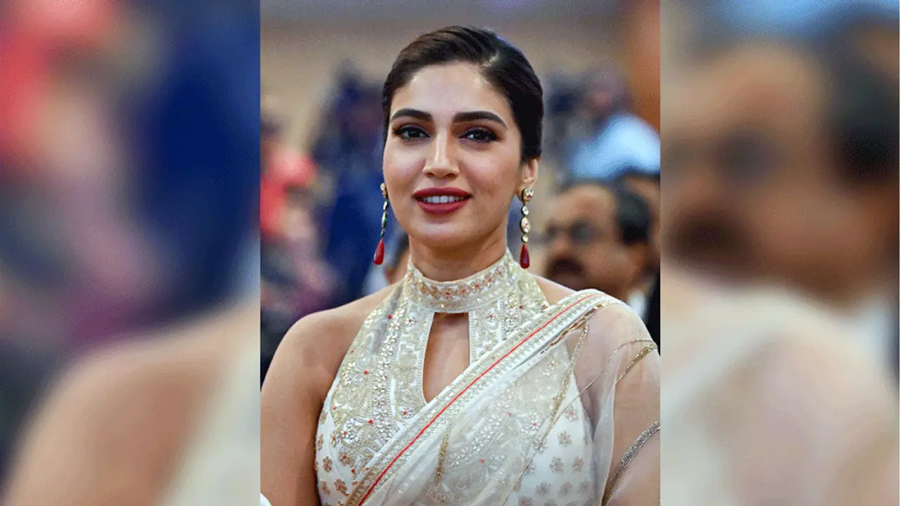 ‘আমার মতো ঠোঁট পাওয়ার জন্য লাখ টাকা খরচ করে’