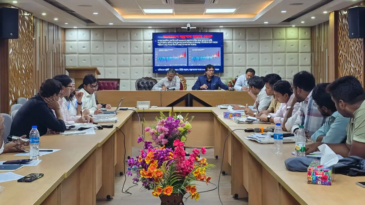 বজ্রপাতে সঠিক আশ্রয়স্থলে জায়গা নিলে ৯০ শতাংশ প্রাণহানি রোধ করা সম্ভব