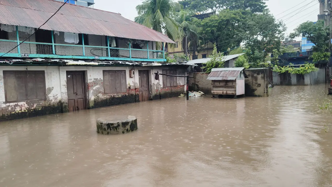 ভারি বর্ষণে বরিশাল সিটিতে জলাবদ্ধতা, চরম ভোগান্তি