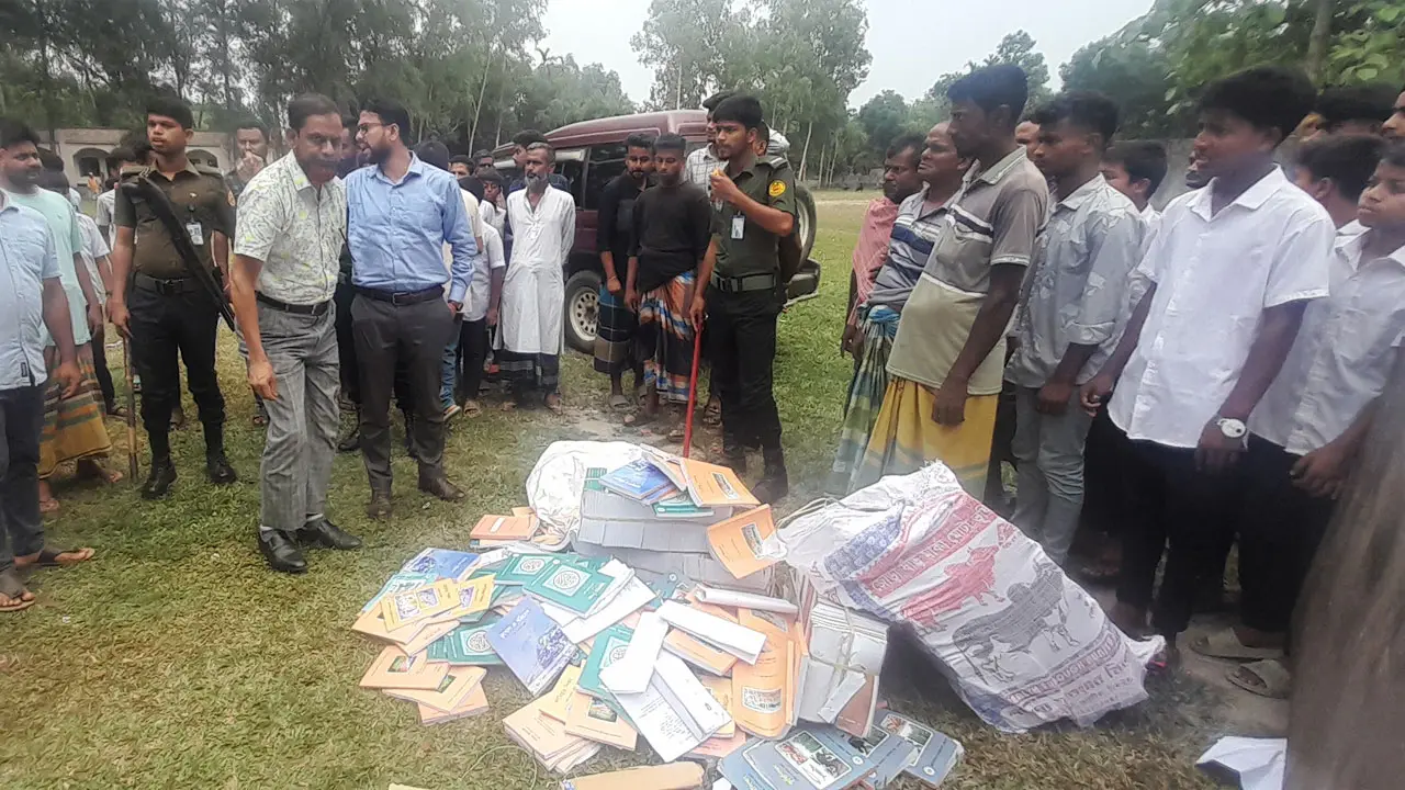 সরকারি বইসহ ট্রাক জব্দ, পলাতক প্রধান শিক্ষক