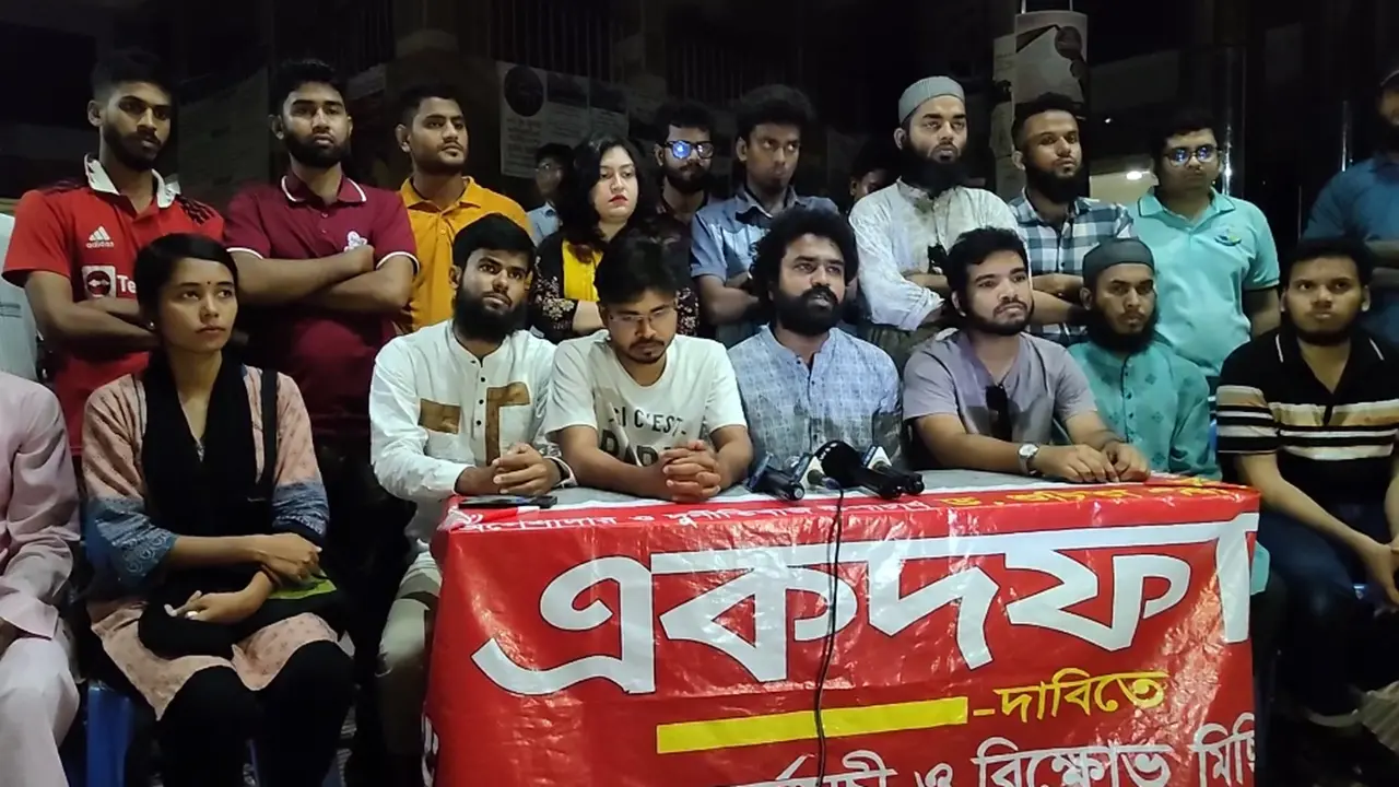 উপাচার্যের অপসারণ দাবিতে আমরণ অনশনে বরিশাল বিশ্ববিদ্যালয়ের শিক্ষার্থীরা