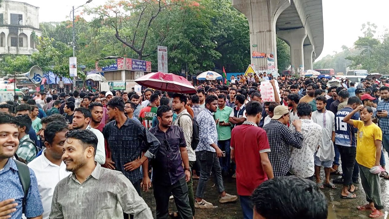 ধৈর্যের বাধ ভাঙলে যমুনা অভিমুখে যাত্রা, শাহবাগ অবরোধ করে ছাত্রদল