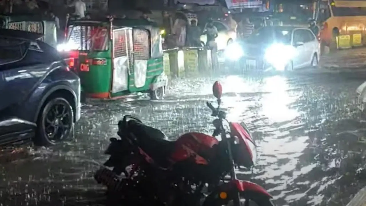 সামান্য বৃষ্টিতে তলিয়ে গেল চট্টগ্রামের জিইসি মোড়