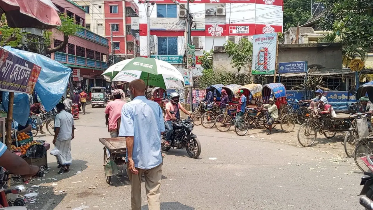 ৪২ ডিগ্রি তাপে পুড়ছে চুয়াডাঙ্গা, গলে যাচ্ছে রাস্তার পিচ