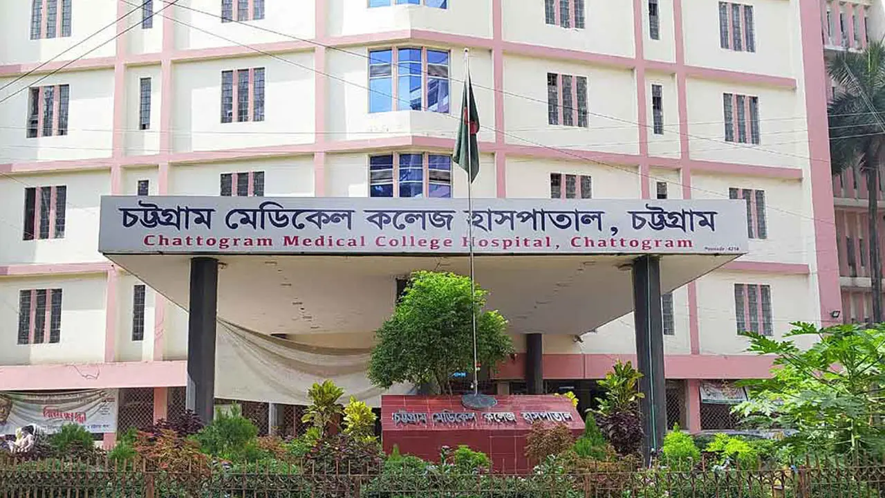 চট্টগ্রামে পরিত্যক্ত বাড়িতে মিলল অর্ধগলিত মরদেহ