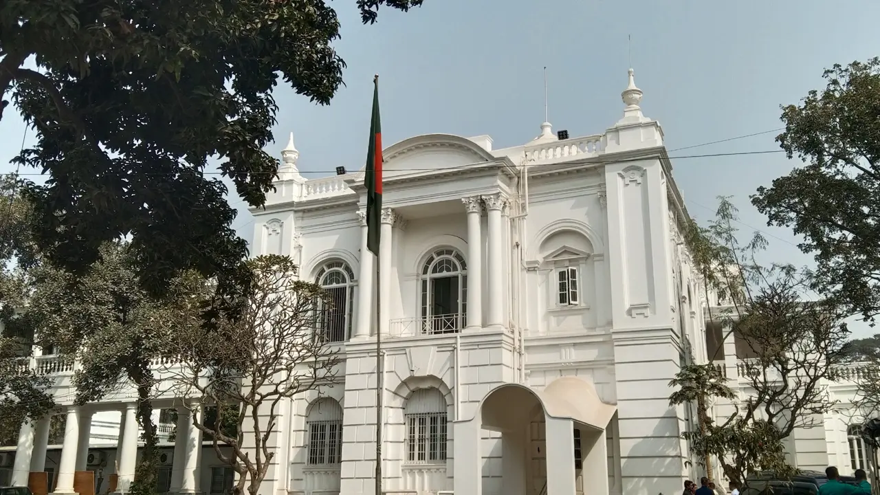 শেখ হাসিনাকে ট্রাইব্যুনালে হাজির হতে বিজ্ঞপ্তি প্রকাশের নির্দেশ