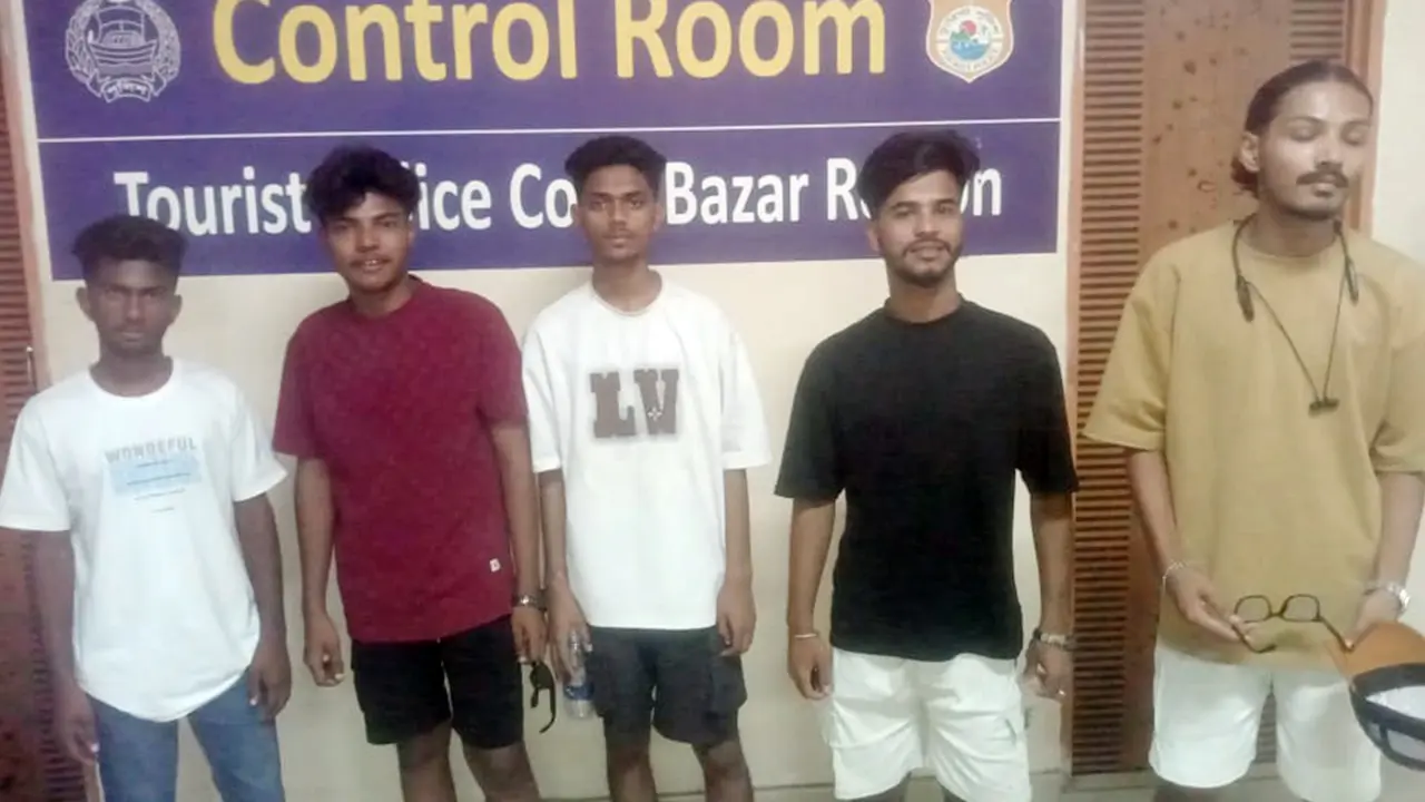 কক্সবাজার সমুদ্র সৈকতে ৩ নারী পর্যটককে উত্ত্যক্তের অভিযোগে আটক ৫