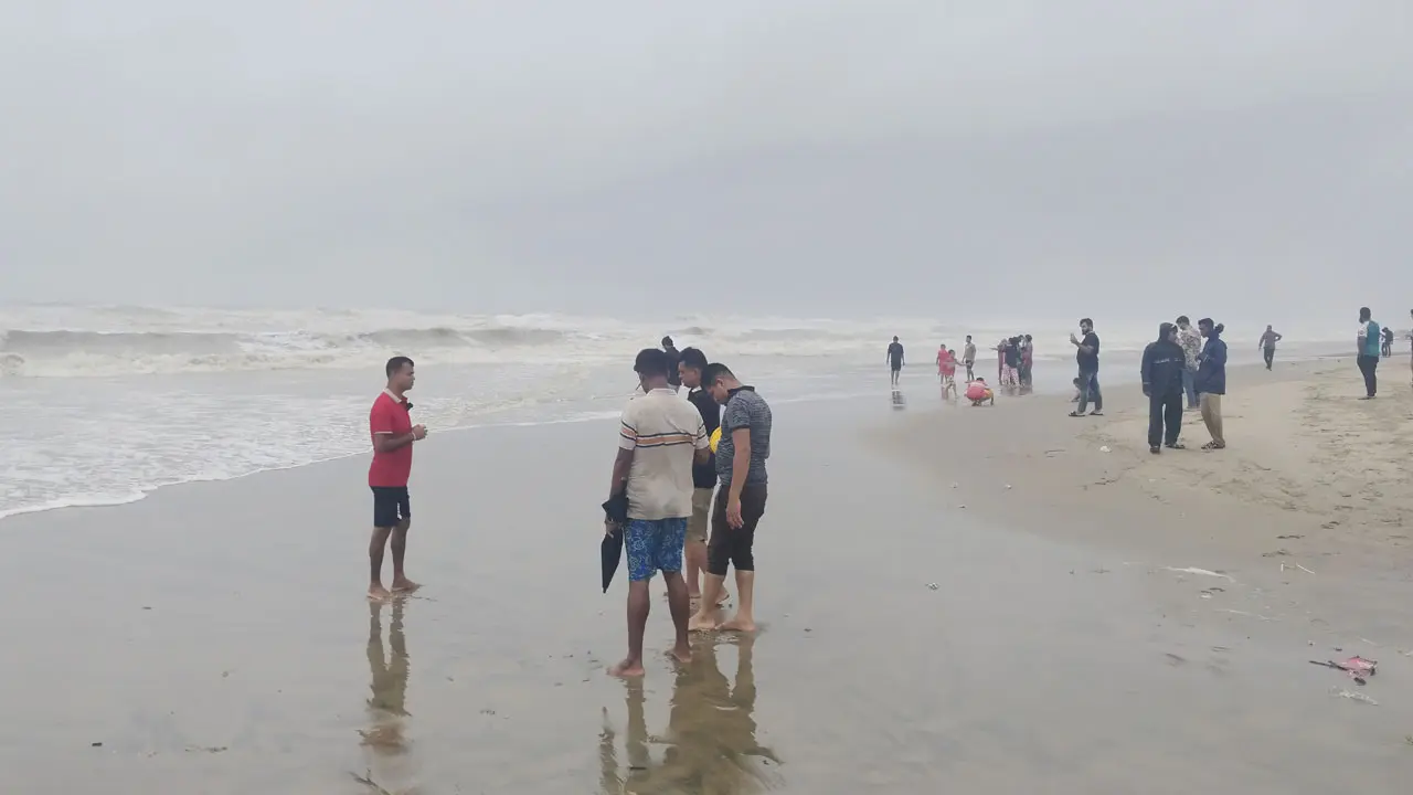 কক্সবাজারে উত্তাল সাগর, বাধা মানছেন না পর্যটকরা
