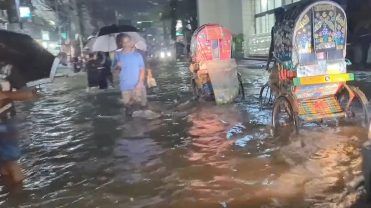বৃষ্টির পানিতে তলিয়ে গেছে চট্টগ্রামের গুরুত্বপূর্ণ সড়ক