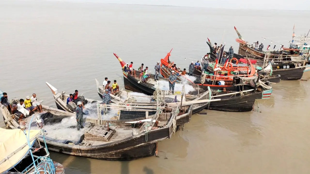 ৬১ জেলে আটক, ১৮ কোটি টাকার জাল জব্দ