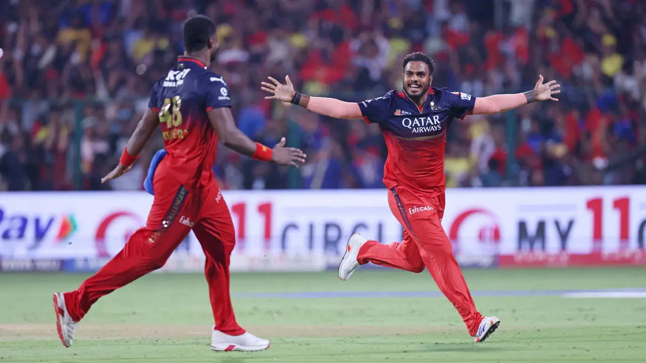 শেষ ওভারের থ্রিলার জিতে প্লে-অফে এক পা বেঙ্গালুরুর
