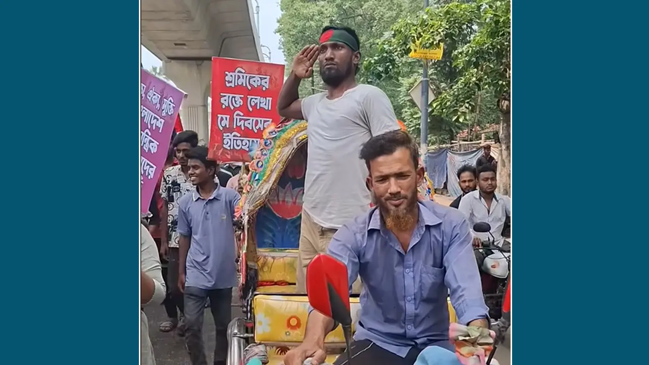 আবারও রাস্তায় ছাত্র আন্দোলনে ভাইরাল হওয়া সেই রিকশাচালক 